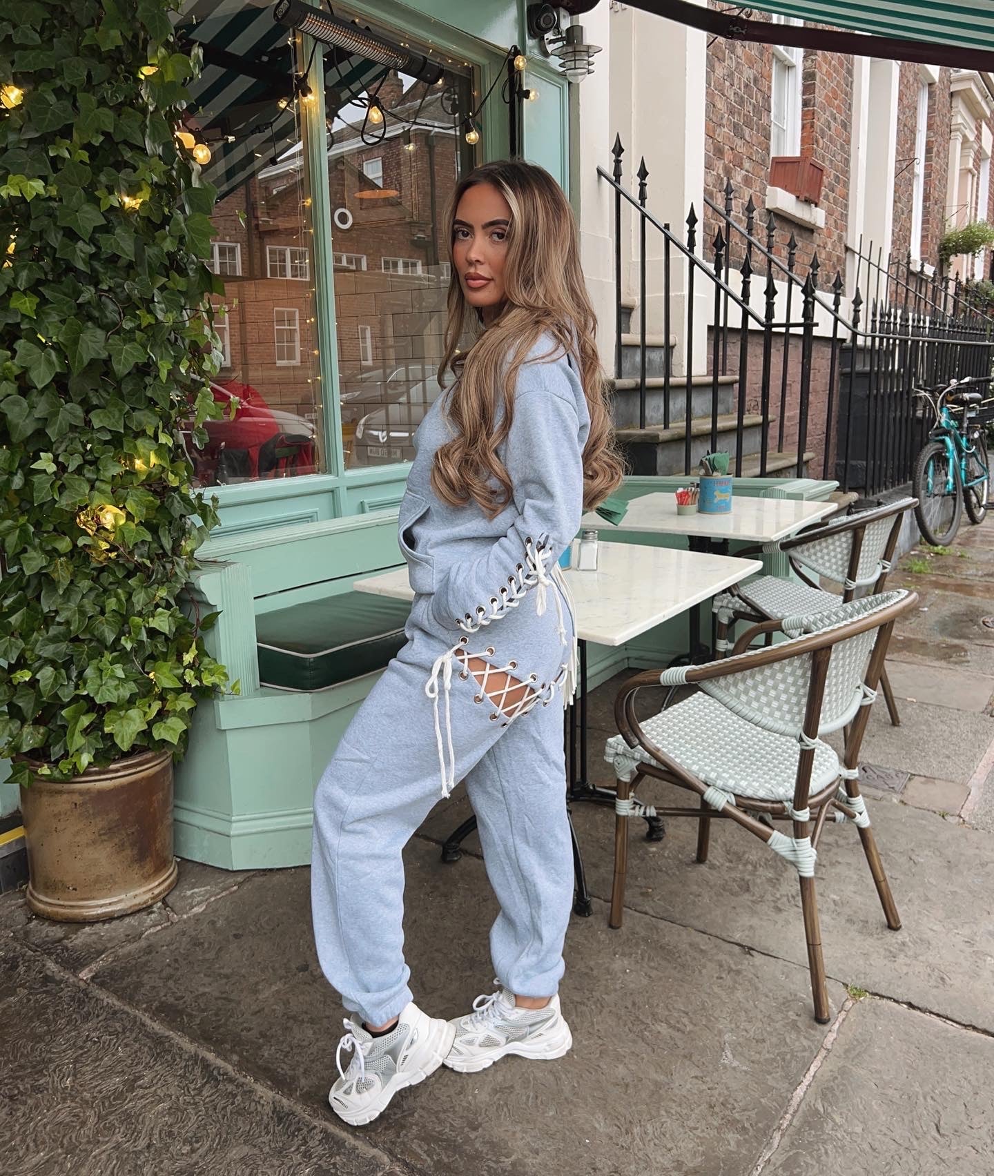 Grey tracksuit bottoms on sale outfit